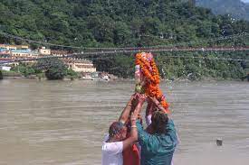 celebration-of-ganesh-chaturthi-idol-immersion-in-the-ganges